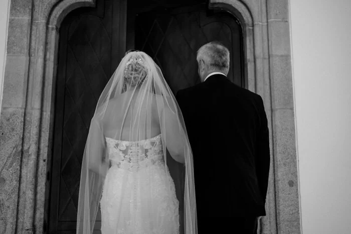 Braut zieht mit ihrem Vater in die Kirche ein