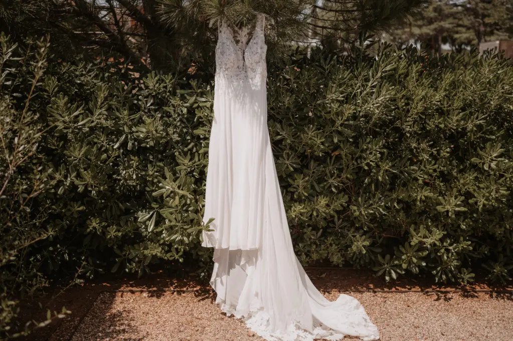 Hochzeitskleid hängt am Baum