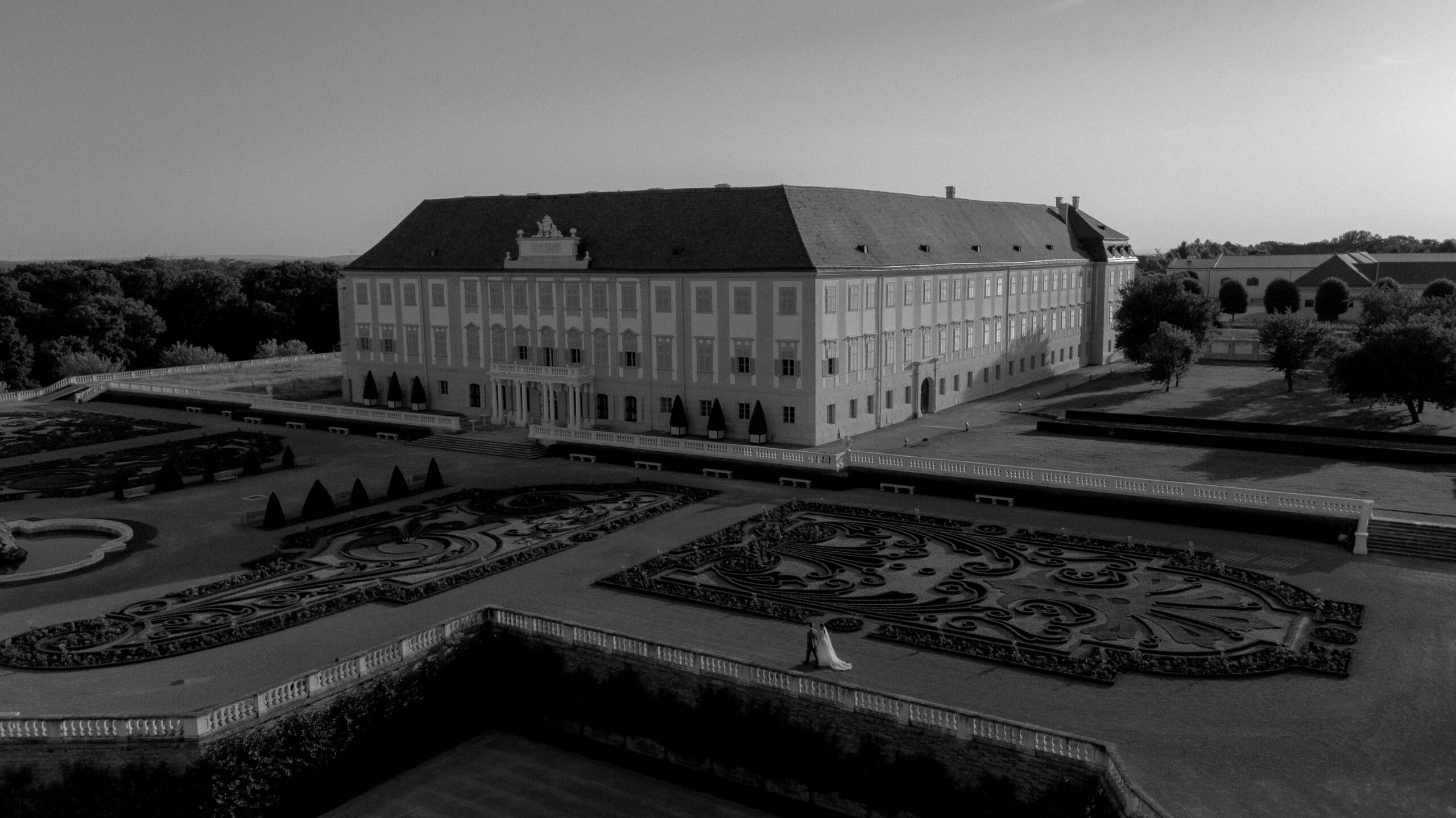 Brautpaar spaziert vor dem Schloss